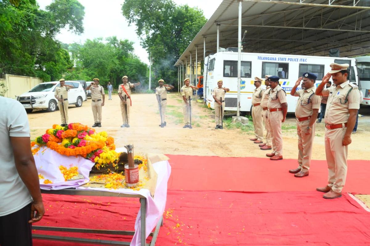దాదాపు 12 సంవత్సరాలు జిల్లా పోలీసులకు సేవ చేసిన ట్రాకర్ కుక్క జగిలం పింకీ యొక్క తుది కర్మలు నల్గోండా పోలీసు అధికారులు. దాదాపు 12 సంవత్సరాలు జిల్లా పోలీసులకు సేవ చేసిన ట్రాకర్ కుక్క జగిలం పింకీ యొక్క తుది కర్మలు నల్గోండా పోలీసు అధికారులు.